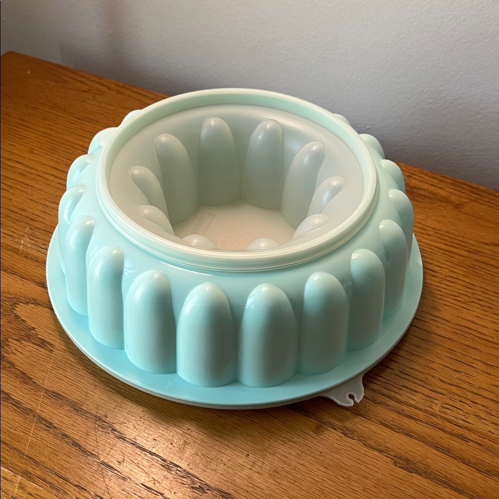 Tupperware Vintage 3-piece Jel-Ring Mold Jello with Lid Light Mint Green Aqua